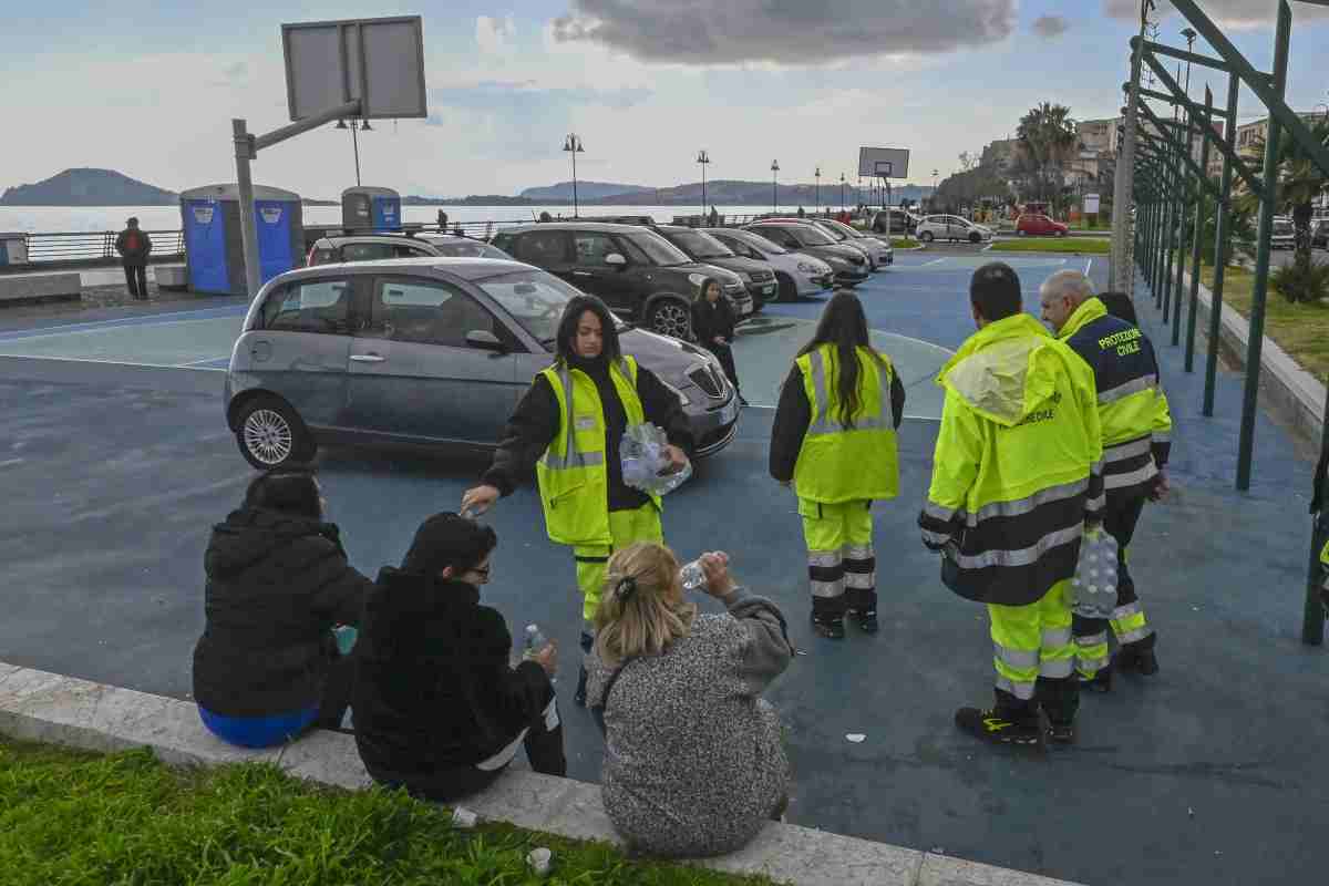 La protezione civile assiste i cittadini a Pozzuoli dopo il terremoto