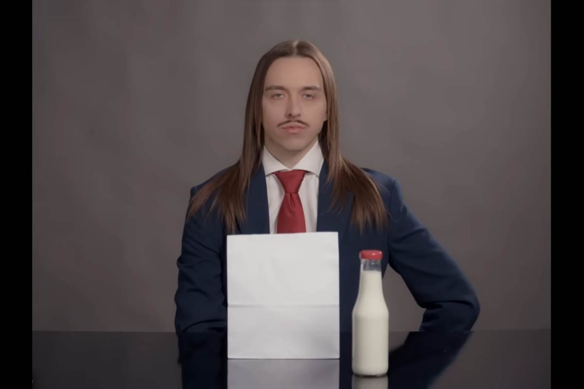 il cantante estone Tommy Cash nel video di Espresso Macchiato